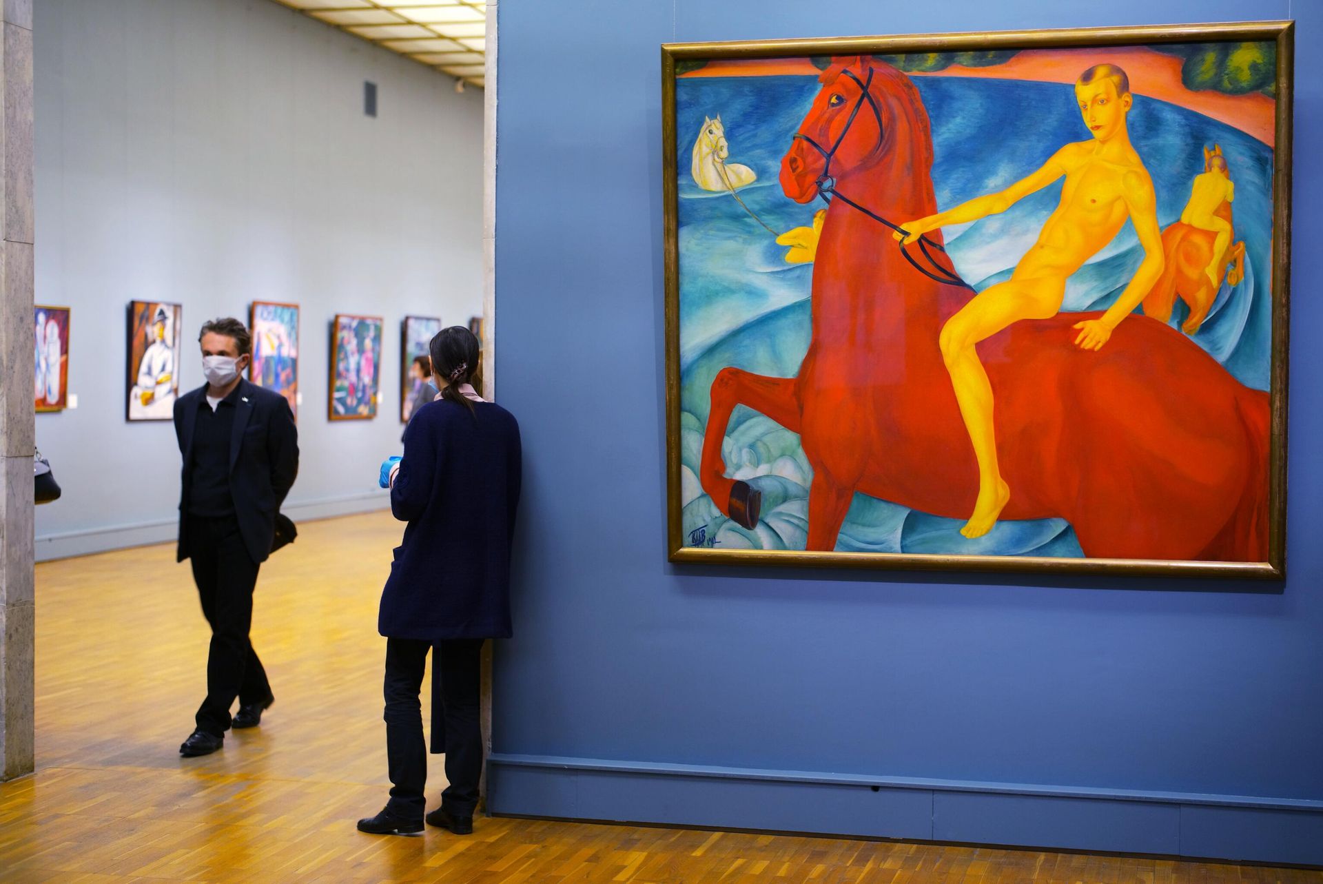 Посетители у картины художника Кузьмы Петрова-Водкина Купание красного коня  - РИА Новости, 1920, 12.11.2020