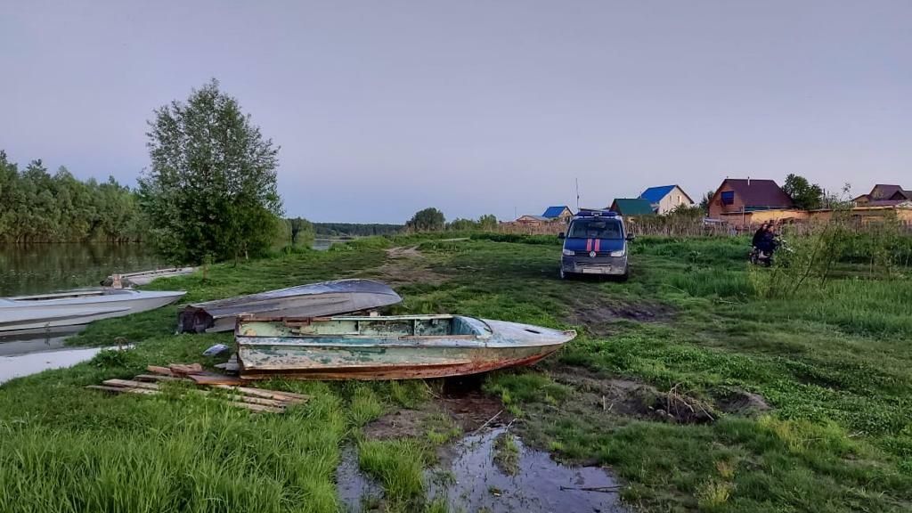 Лодка на берегу реки Уень в Томской области, где ребенок выпал за борт Лодка на берегу реки Уень в Томской области, где ребенок выпал за борт - РИА Новости, 1920, 12.11.2020