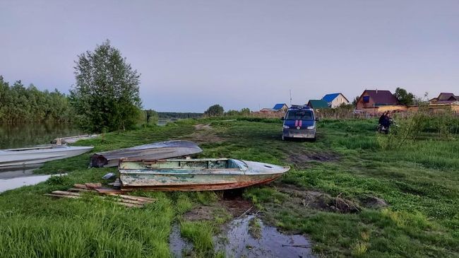 Лодка на берегу реки Уень в Томской области, где ребенок выпал за борт
