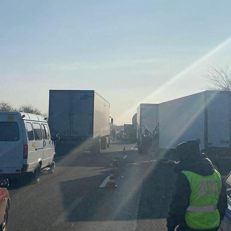 Грузовик Hyundai столкнулся с патрульной машиной ДПС в Минераловодском городском округ Грузовик Hyundai столкнулся с патрульной машиной ДПС в Минераловодском городском округ