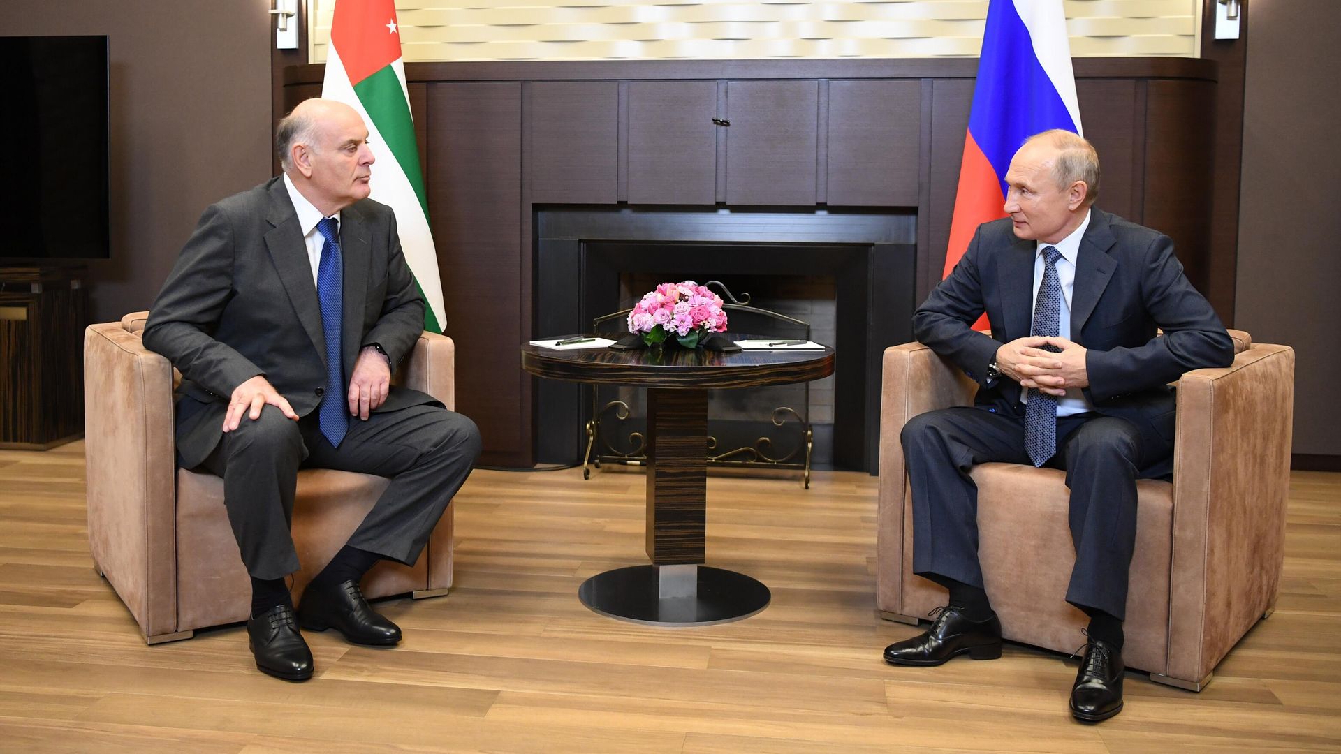 Президент РФ Владимир Путин и президент Абхазии Аслан Бжания Президент РФ Владимир Путин и президент Абхазии Аслан Бжания - РИА Новости, 1920, 30.09.2023