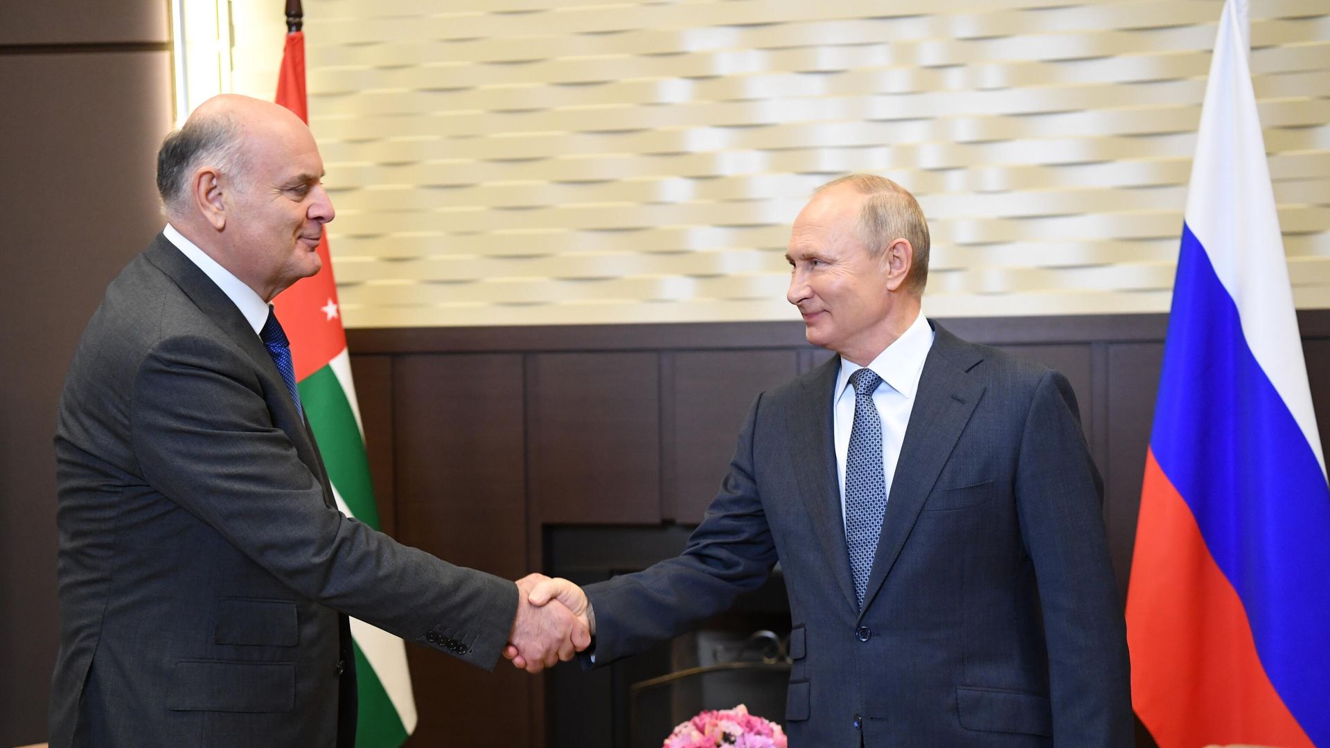 Президент России Владимир Путин и президент Абхазии Аслан Бжания Президент России Владимир Путин и президент Абхазии Аслан Бжания - РИА Новости, 1920, 26.08.2023