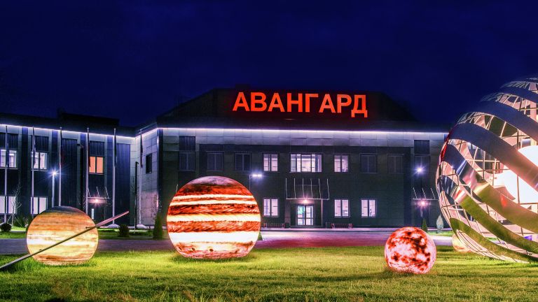 Композиция Солнечная система перед учебно-методическим центром Авангард