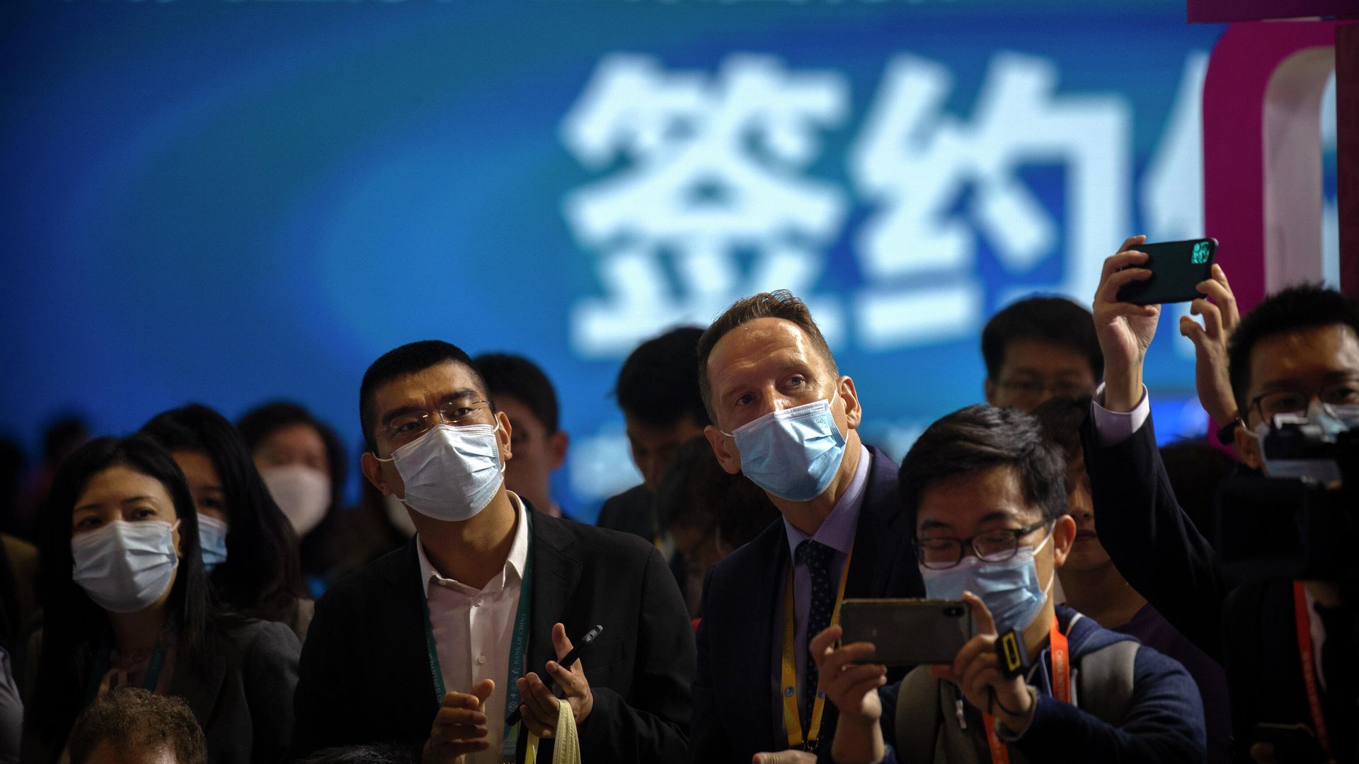 Посетители во время открытия выставки China International Import Expo в Шанхае Посетители во время открытия выставки China International Import Expo в Шанхае - РИА Новости, 1920, 12.11.2020