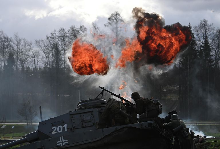 Участники военно-исторической реконструкции обороны Москвы осенью 1941 года на территории музейного комплекса Дорога памяти в Московской области