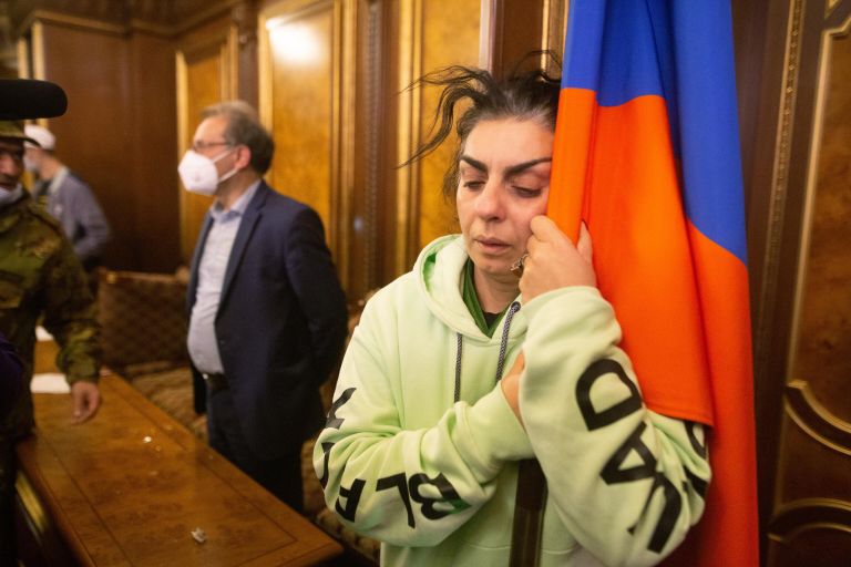 Участники акции протеста в одном из залов в здании правительства в Ереване