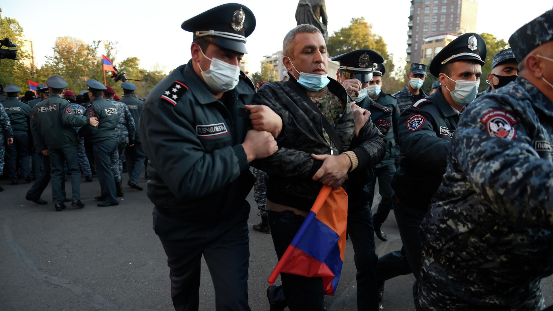 Сотрудники правоохранительных органов задерживают участника митинга на площади Свободы в Ереване - РИА Новости, 1920, 12.11.2020