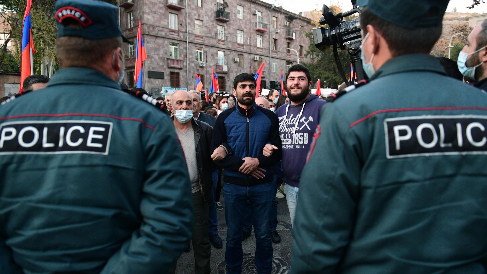 Сотрудники правоохранительных органов и участники митинга в Ереване Сотрудники правоохранительных органов и участники митинга в Ереване - РИА Новости, 1920, 13.11.2020