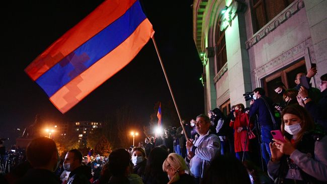 Участники митинга оппозиции в Ереване