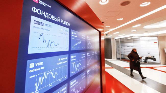 Котировки фондового рынка на экране в здании Московской биржи