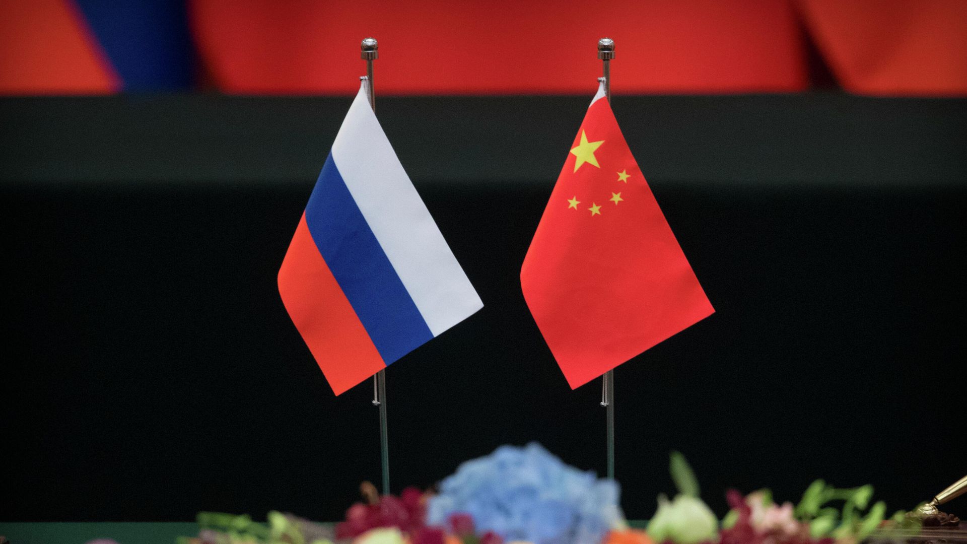 Государственные флаги России и Китая на столе в Доме народных собраний в Пекине - РИА Новости, 1920, 31.01.2024