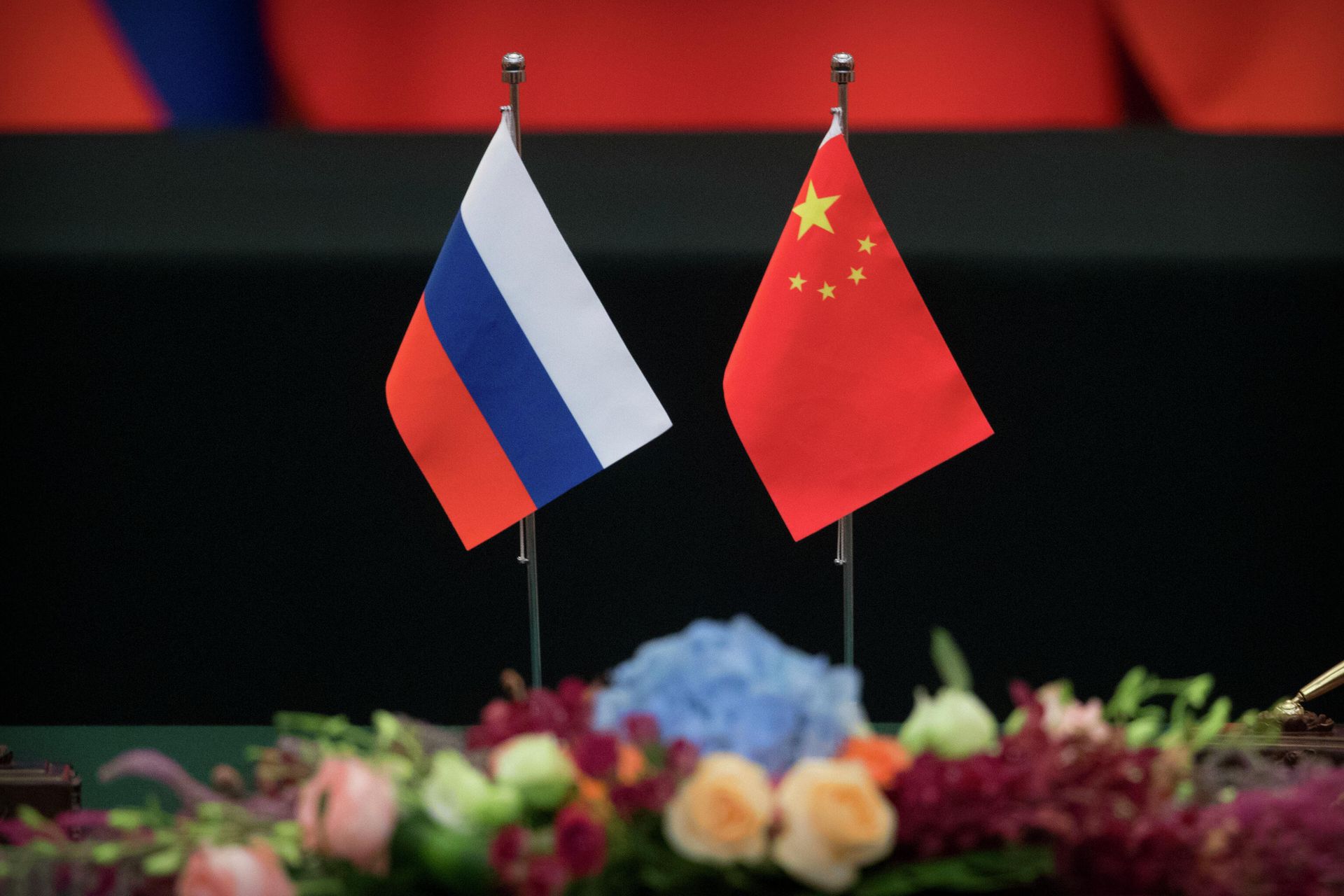 Государственные флаги России и Китая на столе в Доме народных собраний в Пекине Государственные флаги России и Китая на столе в Доме народных собраний в Пекине - РИА Новости, 1920, 11.07.2024