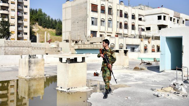  Военнослужащий на одной из улиц города Дамаска