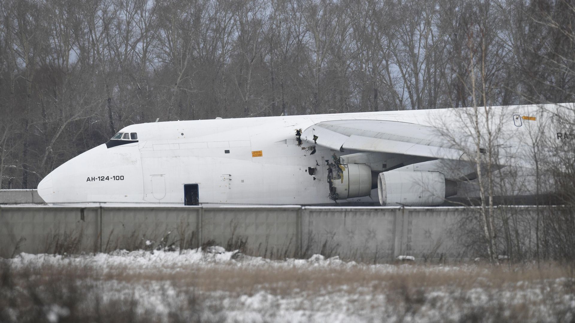Самолет Ан-124 произвел вынужденную посадку из-за проблем с двигателем в новосибирском международном аэропорту Толмачево Самолет Ан-124 произвел вынужденную посадку из-за проблем с двигателем в новосибирском международном аэропорту Толмачево - РИА Новости, 1920, 13.11.2020