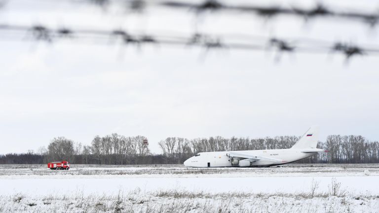 Самолет Ан-124 произвел вынужденную посадку из-за проблем с двигателем в новосибирском международном аэропорту Толмачево Самолет Ан-124 произвел вынужденную посадку из-за проблем с двигателем в новосибирском международном аэропорту Толмачево