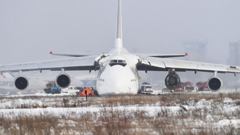 Самолет Ан-124 авиакомпании Волга-Днепр произвел вынужденную посадку из-за проблем с двигателем в новосибирском международном аэропорту Толмачево Самолет Ан-124 авиакомпании Волга-Днепр произвел вынужденную посадку из-за проблем с двигателем в новосибирском международном аэропорту Толмачево