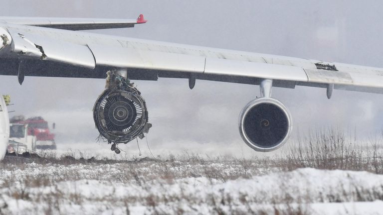 Самолет Ан-124 авиакомпании Волга-Днепр произвел вынужденную посадку из-за проблем с двигателем в новосибирском международном аэропорту Толмачево Самолет Ан-124 авиакомпании Волга-Днепр произвел вынужденную посадку из-за проблем с двигателем в новосибирском международном аэропорту Толмачево