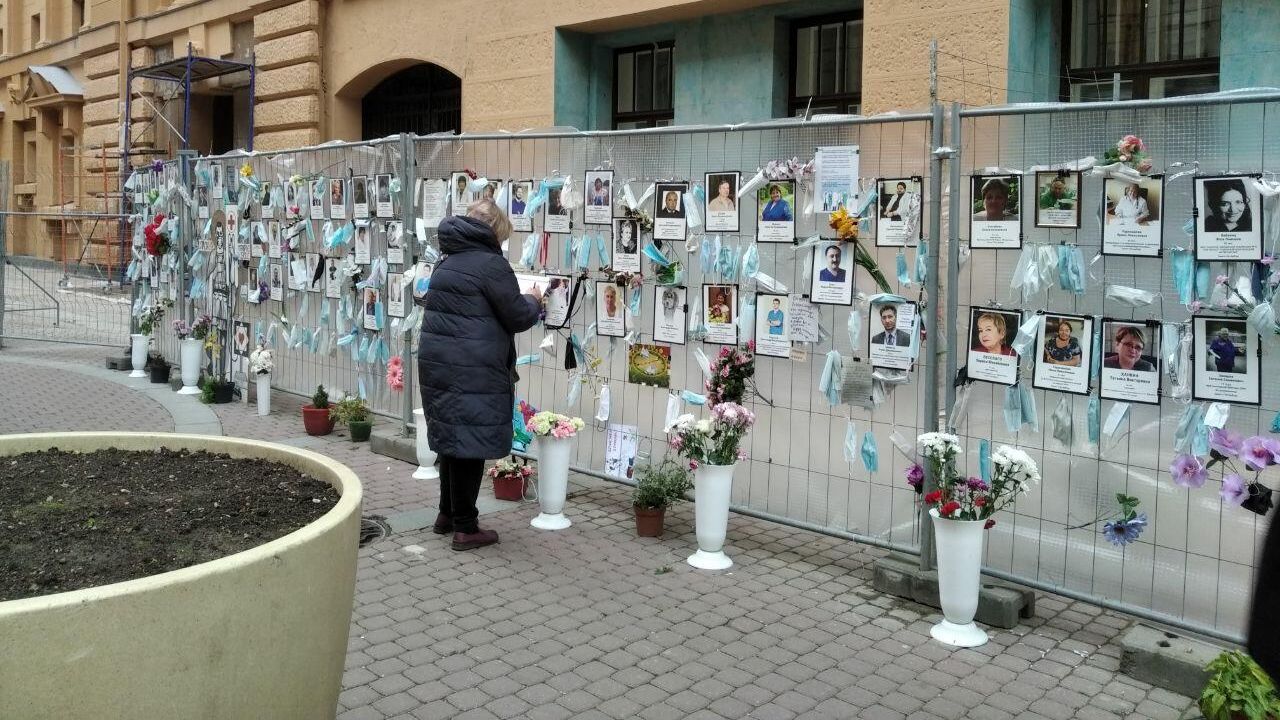 Стихийный мемориал в память о медиках, умерших в период пандемии в Санкт-Петербурге Стихийный мемориал в память о медиках, умерших в период пандемии в Санкт-Петербурге - РИА Новости, 1920, 13.11.2020
