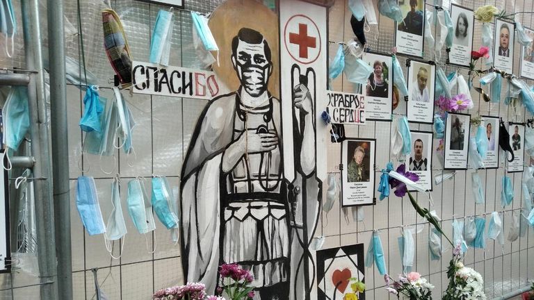 Стихийный мемориал в память о медиках, умерших в период пандемии в Санкт-Петербурге Стихийный мемориал в память о медиках, умерших в период пандемии в Санкт-Петербурге
