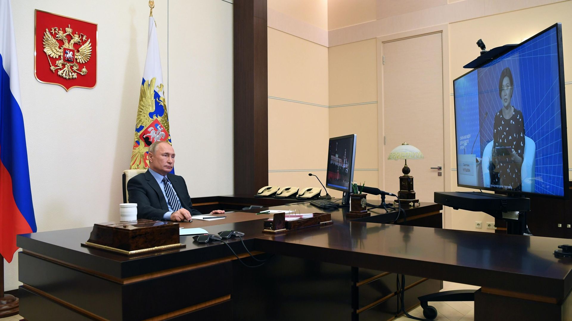Президент РФ Владимир Путин в режиме видеоконференции принимает участие в пленарном заседании форума Сильные идеи для нового времени Президент РФ Владимир Путин в режиме видеоконференции принимает участие в пленарном заседании форума Сильные идеи для нового времени - РИА Новости, 1920, 13.11.2020
