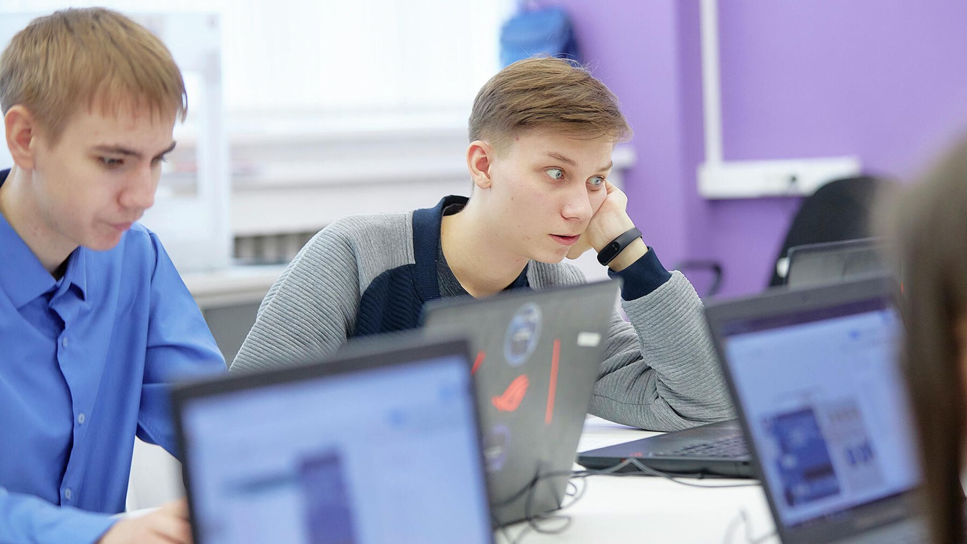 Школьники во время работы за компьютером Школьники во время работы за компьютером - РИА Новости, 1920, 28.04.2022
