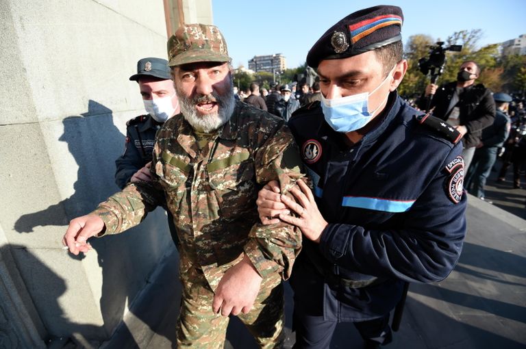 Задержание участника акции протеста на площади Свободы в Ереване Задержание участника акции протеста на площади Свободы в Ереване