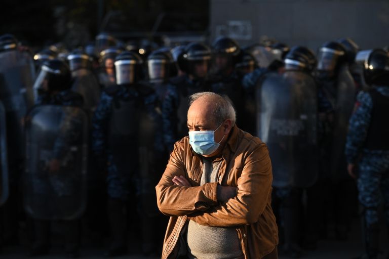 Мужчина на митинге оппозиции в Ереване Мужчина на митинге оппозиции в Ереване