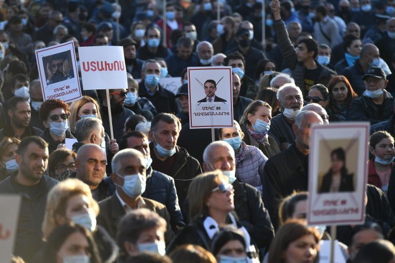 Участники митинга оппозиции в Ереване Участники митинга оппозиции в Ереване