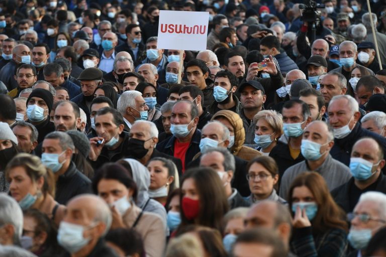 Участники митинга оппозиции в Ереване Участники митинга оппозиции в Ереване