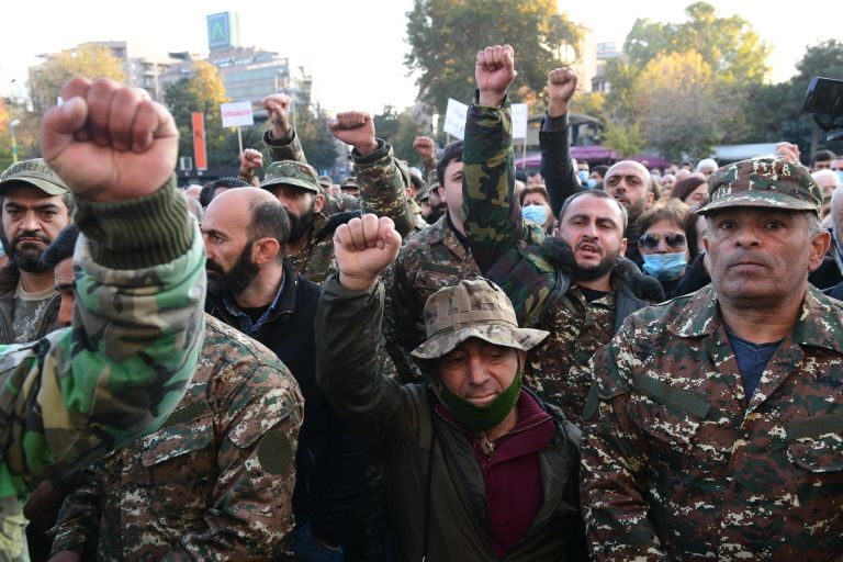 Участники митинга оппозиции в Ереване Участники митинга оппозиции в Ереване