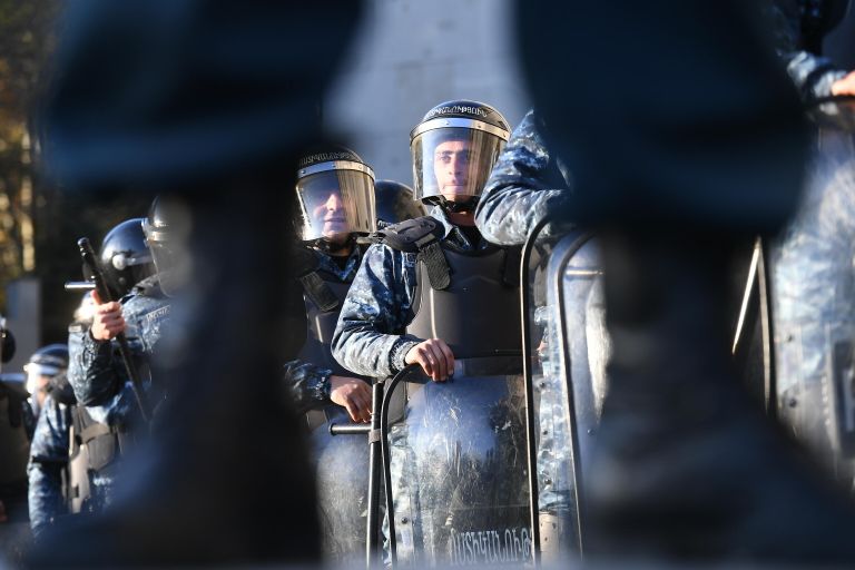 Полицейские на митинге оппозиции в Ереване Полицейские на митинге оппозиции в Ереване