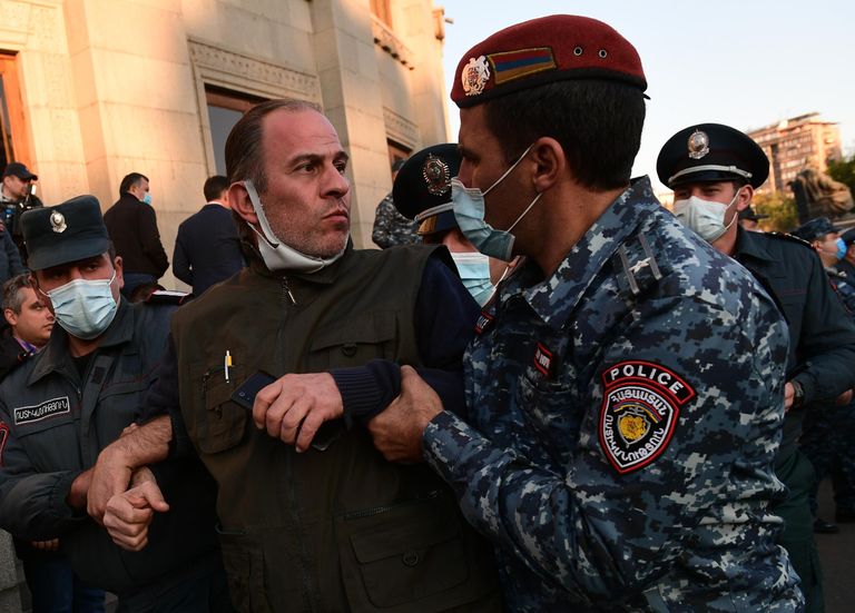 Полицейские задерживают участника митинга оппозиции в Ереване Полицейские задерживают участника митинга оппозиции в Ереване