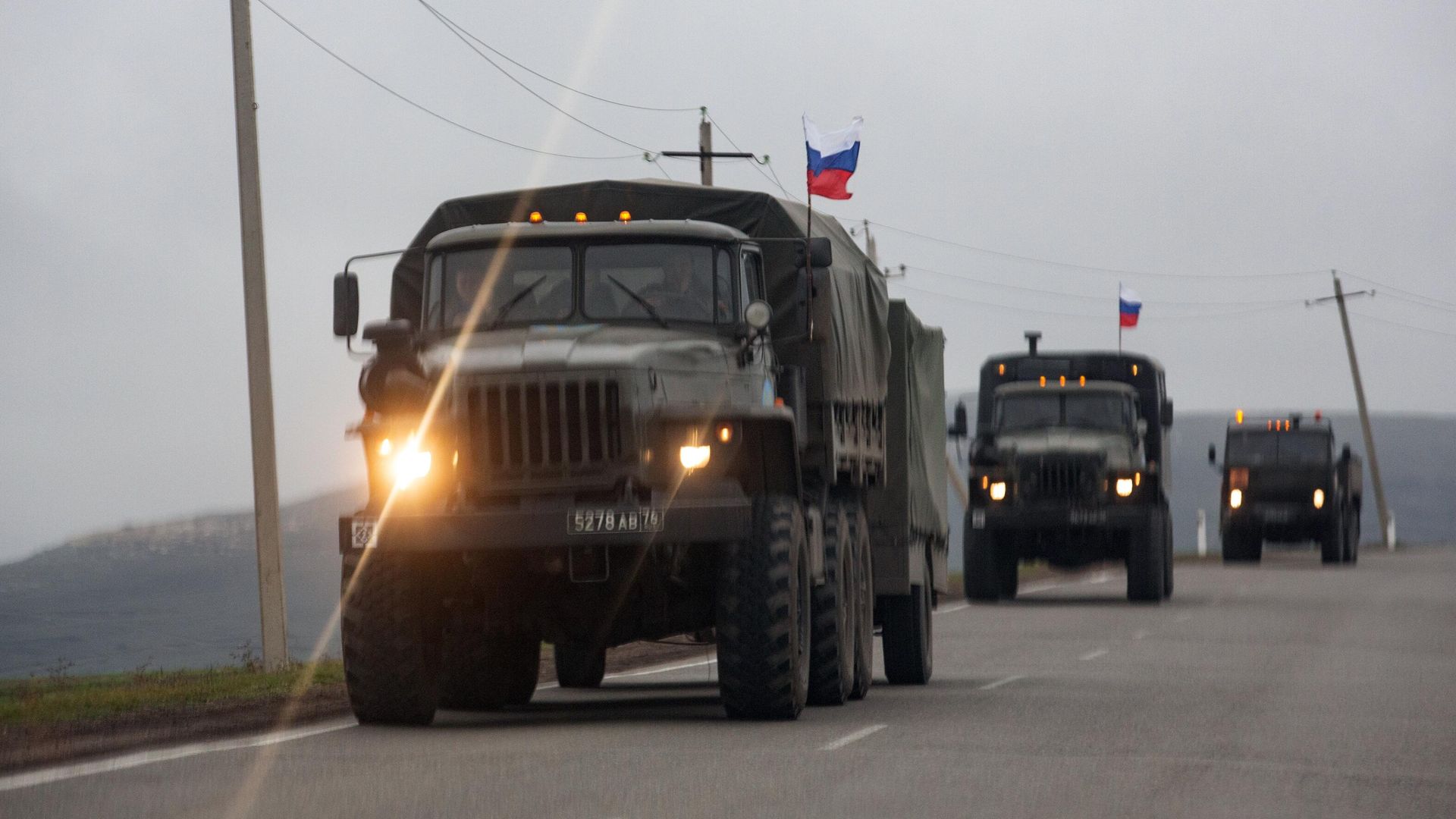 Колонна российских миротворцев в Нагорном Карабахе Колонна российских миротворцев в Нагорном Карабахе - РИА Новости, 1920, 13.11.2020