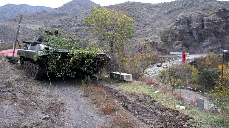 Боевая машина пехоты российских миротворцев в Нагорном Карабахе Боевая машина пехоты российских миротворцев в Нагорном Карабахе