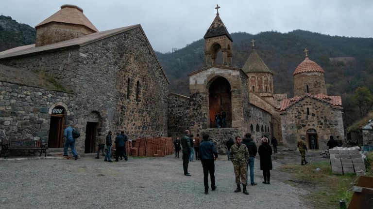 Люди у монастыря Дадиванк в Карвачарском районе Карабаха Люди у монастыря Дадиванк в Карвачарском районе Карабаха
