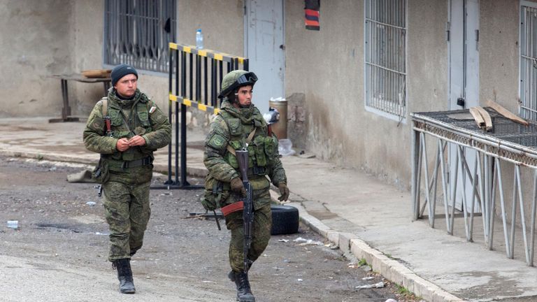 Российские военнослужащие из состава миротворческих сил в городе Лачин Российские военнослужащие из состава миротворческих сил в городе Лачин