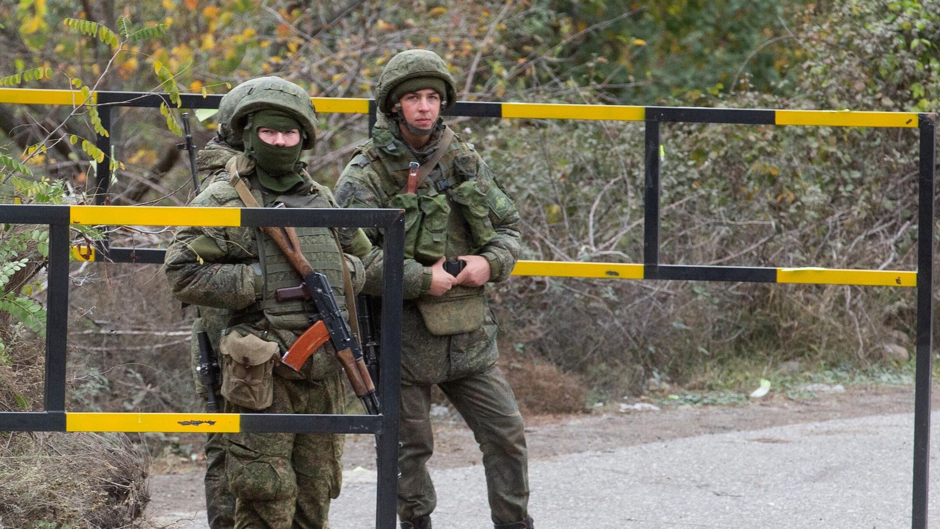 Российские военнослужащие из состава миротворческих сил в городе Лачин Российские военнослужащие из состава миротворческих сил в городе Лачин - РИА Новости, 1920, 14.11.2020