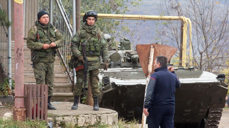 Российские военнослужащие из состава миротворческих сил в городе Лачин Российские военнослужащие из состава миротворческих сил в городе Лачин