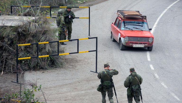 Российские военнослужащие из состава миротворческих сил в городе Лачин Российские военнослужащие из состава миротворческих сил в городе Лачин