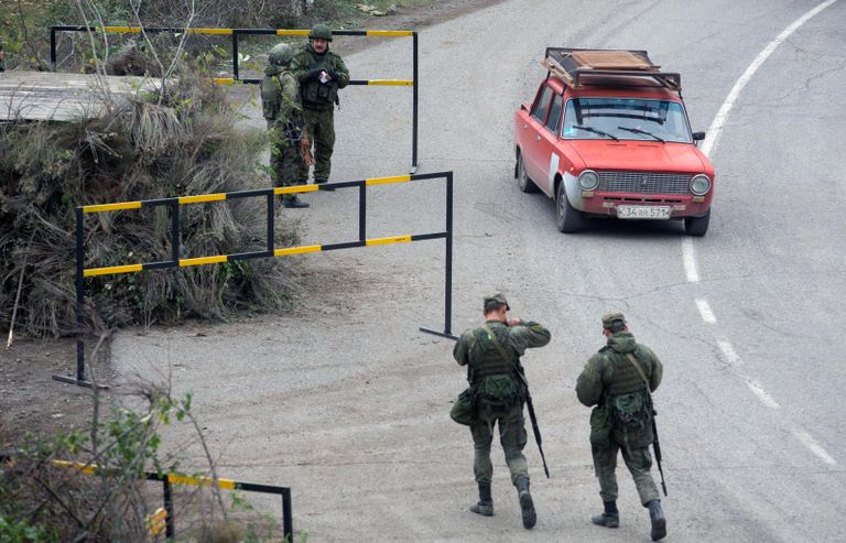 Российские военнослужащие из состава миротворческих сил в городе Лачин