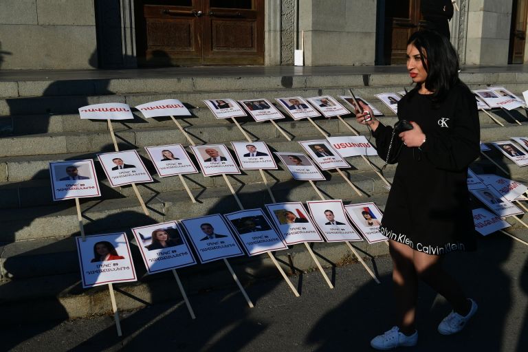 Женщина на митинге оппозиции в Ереване Женщина на митинге оппозиции в Ереване