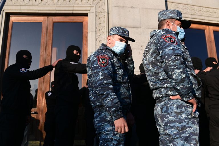 Полицейские на митинге оппозиции в Ереване Полицейские на митинге оппозиции в Ереване
