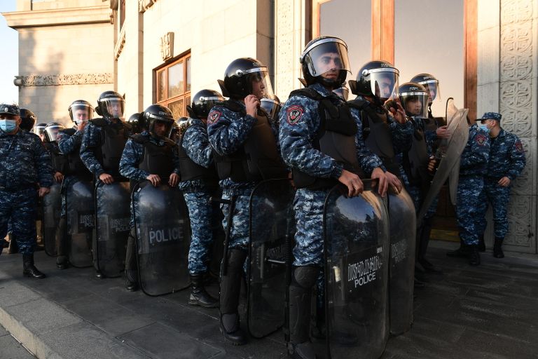 Полицейские на митинге оппозиции в Ереване Полицейские на митинге оппозиции в Ереване