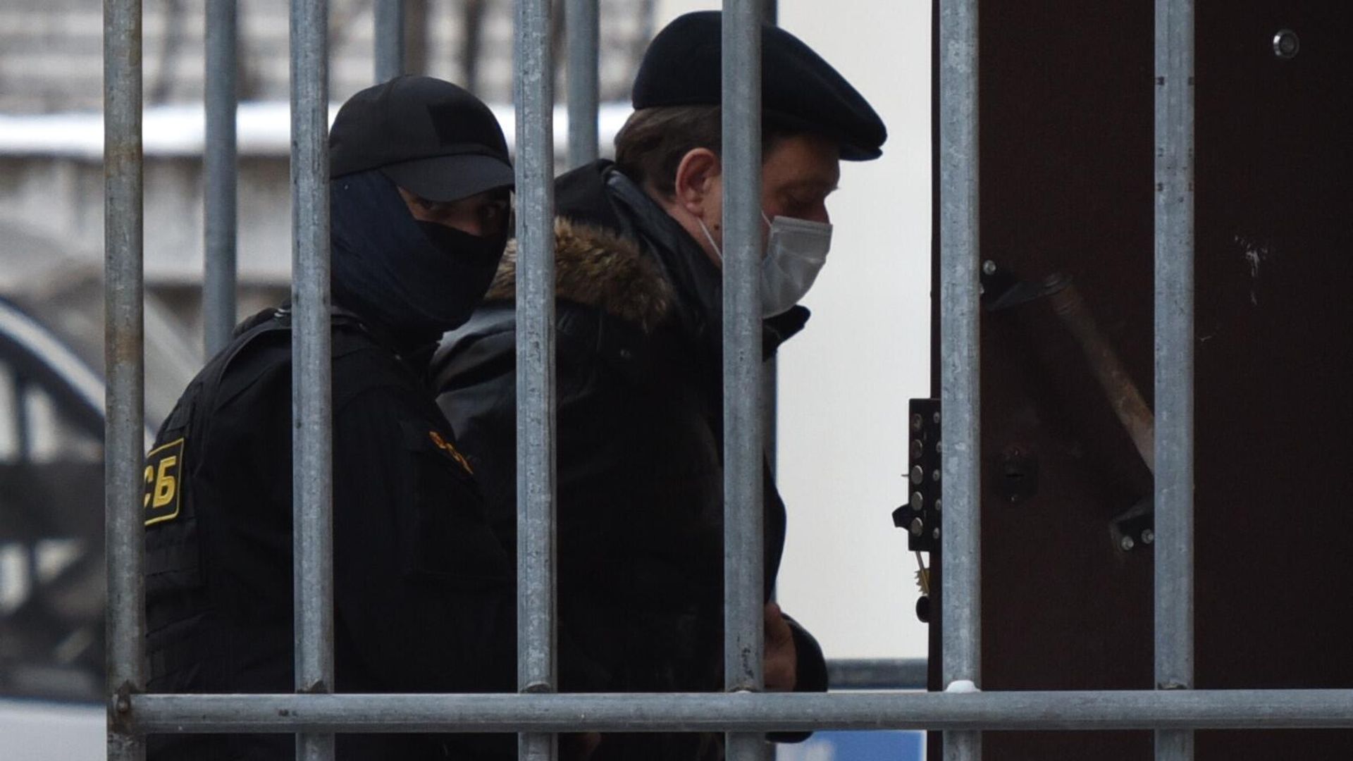 Экс-мэр Иван Кляйн, подозреваемый в превышении должностных полномочий, заходит в здание Кировского районного суда - РИА Новости, 1920, 25.02.2021
