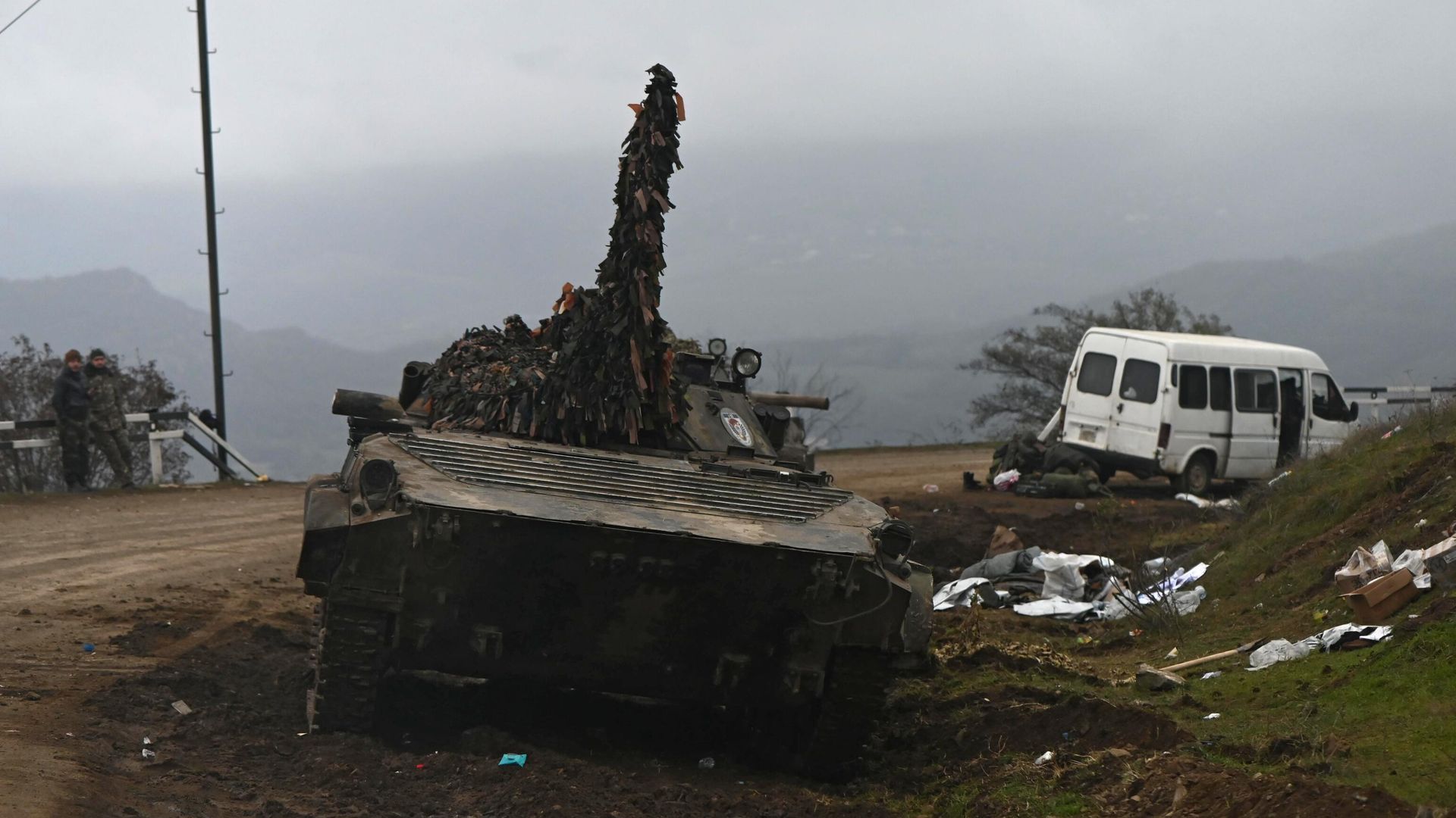 Брошенная военная техника на дороге в Нагорном Карабахе Брошенная военная техника на дороге в Нагорном Карабахе - РИА Новости, 1920, 16.11.2020