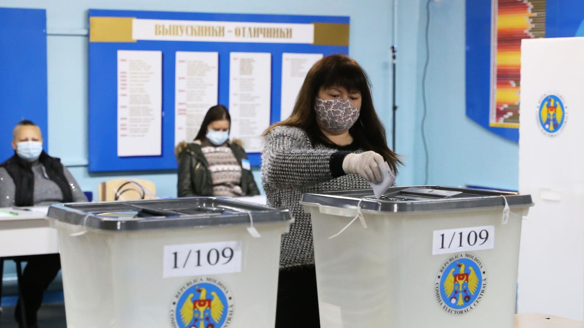 Женщина голосует во время второго тура на выборах президента Молдавии на избирательном участке в Кишиневе - РИА Новости, 1920, 15.11.2020