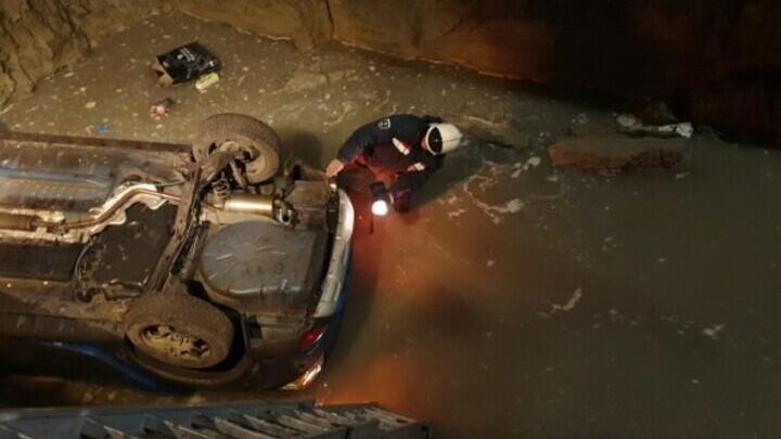 Автомобиль опрокинулся в коммунальную яму в Саратове Автомобиль опрокинулся в коммунальную яму в Саратове - РИА Новости, 1920, 15.11.2020