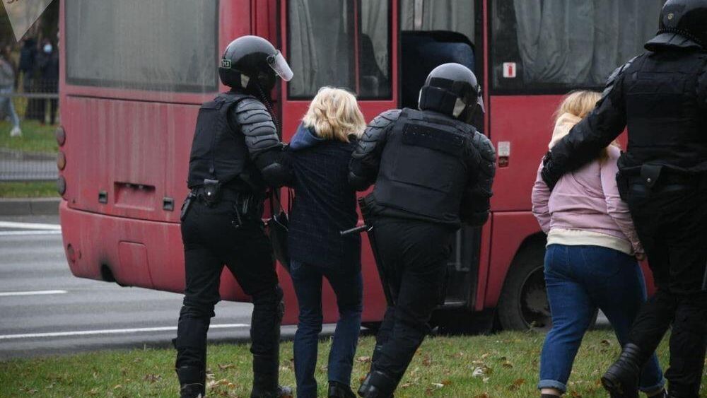 Сотрудники правоохранительных органов и участники несанкционированной акции протеста в Минске Сотрудники правоохранительных органов и участники несанкционированной акции протеста в Минске - РИА Новости, 1920, 15.11.2020