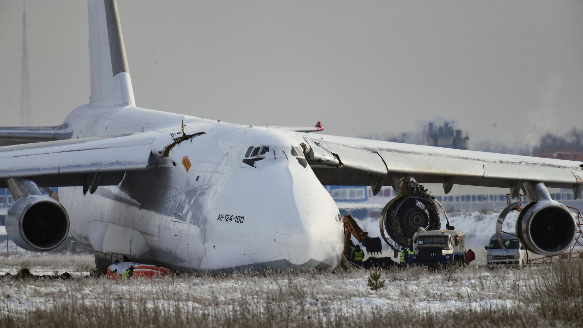 Работы на месте аварийной посадки самолета Ан-124 в аэропорту Толмачево в Новосибирске Работы на месте аварийной посадки самолета Ан-124 в аэропорту Толмачево в Новосибирске - РИА Новости, 1920, 15.11.2020