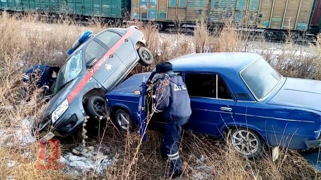 Водитель перевернул автомобиль полиции, уходя от погони Водитель перевернул автомобиль полиции, уходя от погони - РИА Новости, 1920, 15.11.2020